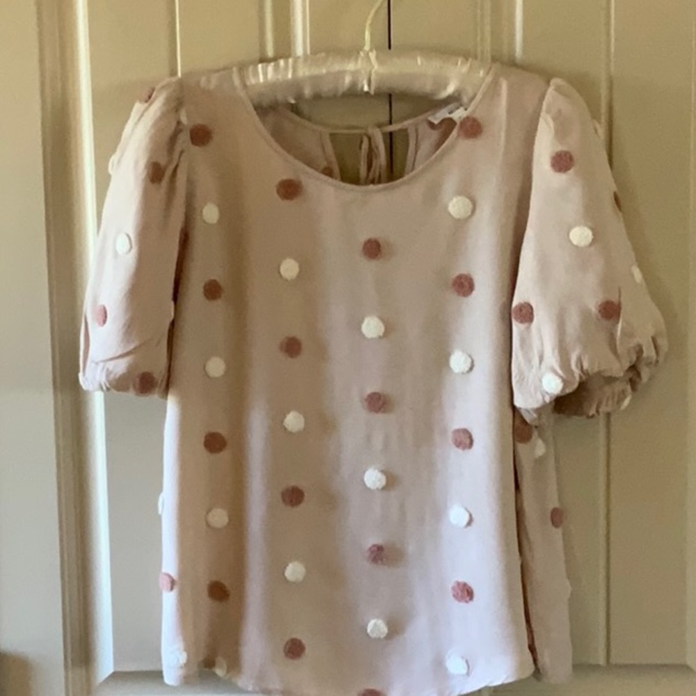 Puffy short-sleeved top with polka dots